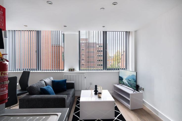 Sala de estar elegantemente projetada com móveis modernos em um apartamento no Building Talbot Road - mypropertyhost - 1270254 - LON em Trafford, Manchester Sala de estar elegantemente projetada com móveis modernos em um apartamento no Building Talbot Road - mypropertyhost - 1270254 - LON em Trafford, Manchester