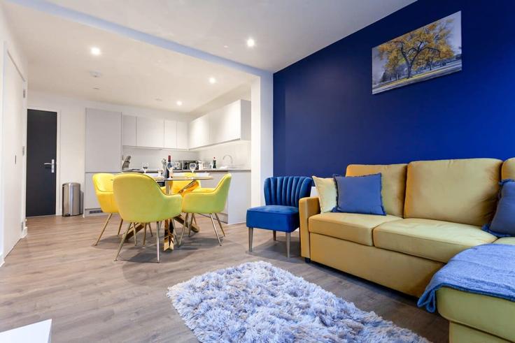 Elegant gestaltetes Wohnzimmer mit moderner Einrichtung in einer Wohnung im Building School Street - mypropertyhost - 1270231 - LON in Manchester, Manchester