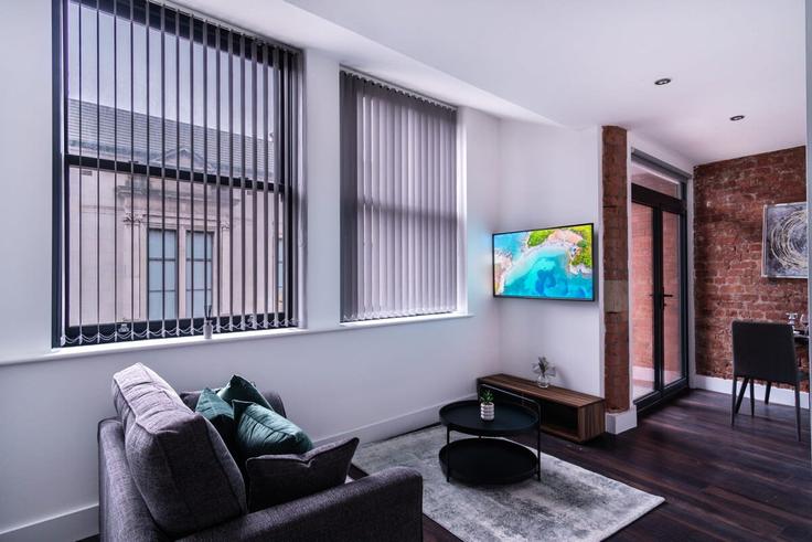 Salle de séjour élégante avec mobilier moderne dans un appartement à Building Stanley Street - mypropertyhost - 1270287 - LON à Liverpool, Liverpool
