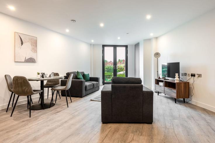 Sala de estar elegantemente projetada com móveis modernos em um apartamento no Building Eboracum Way - mypropertyhost - 1270359 - LON em York, York