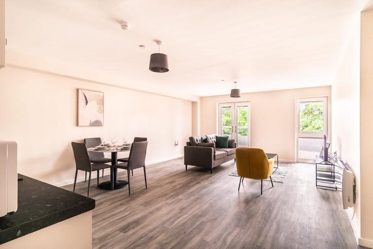 Manchester ManchesterのBuilding City Road - mypropertyhost - 1270364 - LONのアパートメントにある、モダンな家具を備えたエレガントなデザインのリビングルーム