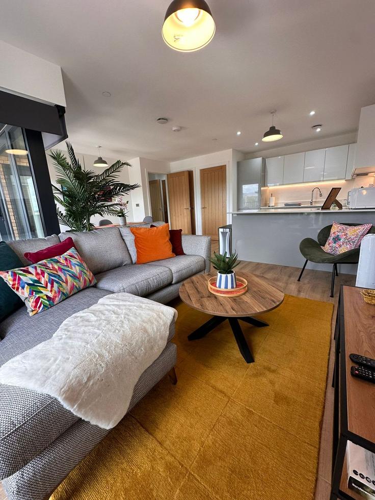 Sala de estar elegantemente projetada com móveis modernos em um apartamento no Building Victoria Road - mypropertyhost - 1270365 - LON em Ashford District, Ashford