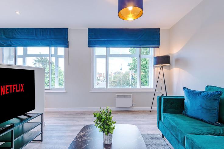 Elegant gestaltetes Wohnzimmer mit moderner Einrichtung in einer Wohnung im Building Bold Street - mypropertyhost - 1270425 - LON in Metropolitan Borough of Sefton, Southport