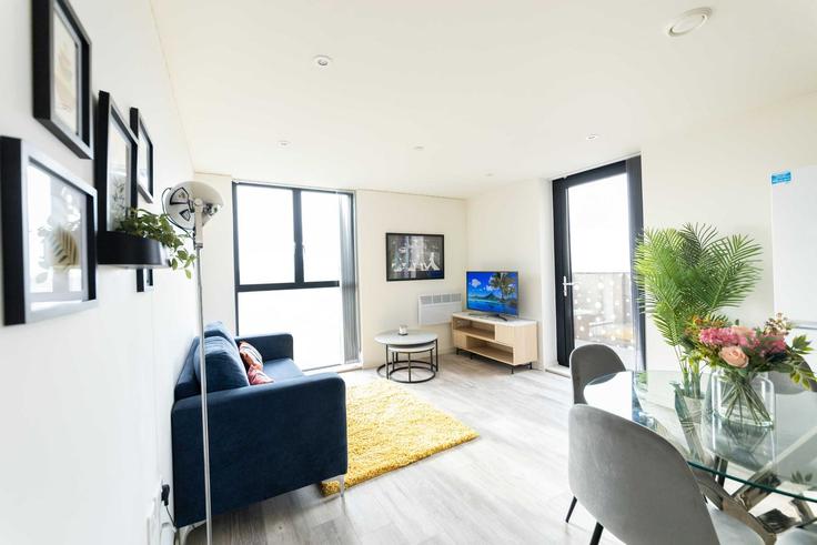 Salle de séjour élégante avec mobilier moderne dans un appartement à Building Bevington Bush - mypropertyhost - 1270439 - LON à Liverpool, Liverpool
