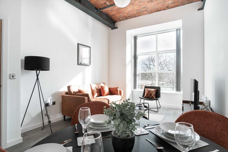 Sala de estar elegantemente projetada com móveis modernos em um apartamento no Building Lower Vickers Street - mypropertyhost - 1270716 - LON em Manchester, Manchester