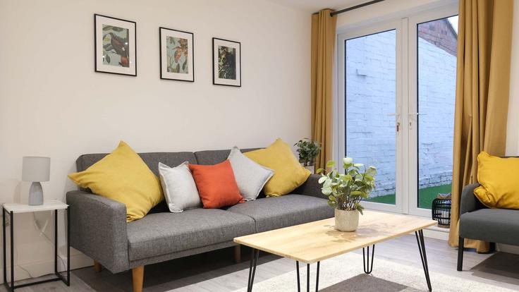 Elegant gestaltetes Wohnzimmer mit moderner Einrichtung in einer Wohnung im Building Prince Street - mypropertyhost - 1270586 - LON in Borough of Wellingborough, Northampton