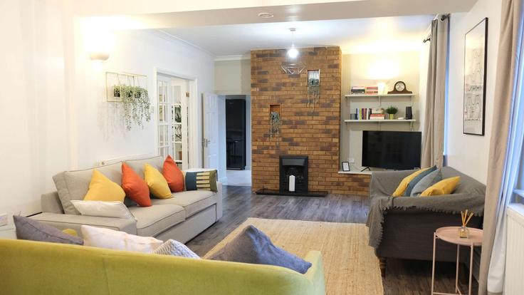 Sala de estar elegantemente projetada com móveis modernos em um apartamento no Building North Road - mypropertyhost - 1359569 em Borough of Wellingborough, Northampton