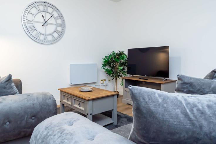 Salle de séjour élégante avec mobilier moderne dans un appartement à Building Dawn Redwood Close - mypropertyhost - 1270579 - LON à Windsor and Maidenhead, Slough