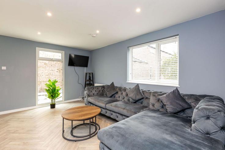 Peterborough, Peterborough에 위치한 Building Barnstock - mypropertyhost - 1270620 - LON 유닛의 세련된 인테리어가 돋보이는 거실 Peterborough, Peterborough에 위치한 Building Barnstock - mypropertyhost - 1270620 - LON 유닛의 세련된 인테리어가 돋보이는 거실