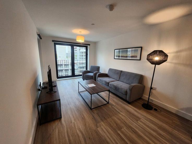 Elegant gestaltetes Wohnzimmer mit moderner Einrichtung in einer Wohnung im Building Naylor Street - mypropertyhost - 1270674 - LON in Liverpool, Liverpool