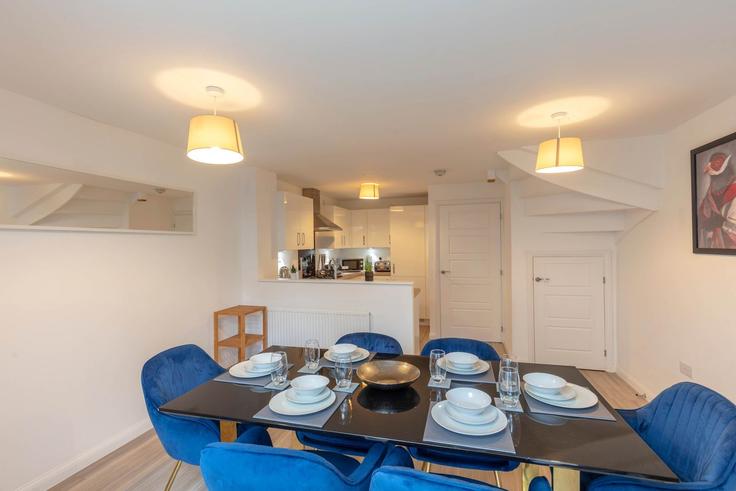 Esstisch mit stilvollen Stühlen in einer Wohnung im Building Great Mead - mypropertyhost - 1270606 - LON in South Somerset District, Yeovil