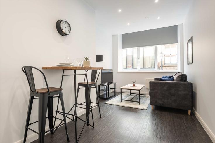 Bradford City of BradfordのBuilding East Parade - mypropertyhost - 1270726 - LONのアパートメントにある、モダンな家具を備えたエレガントなデザインのリビングルーム