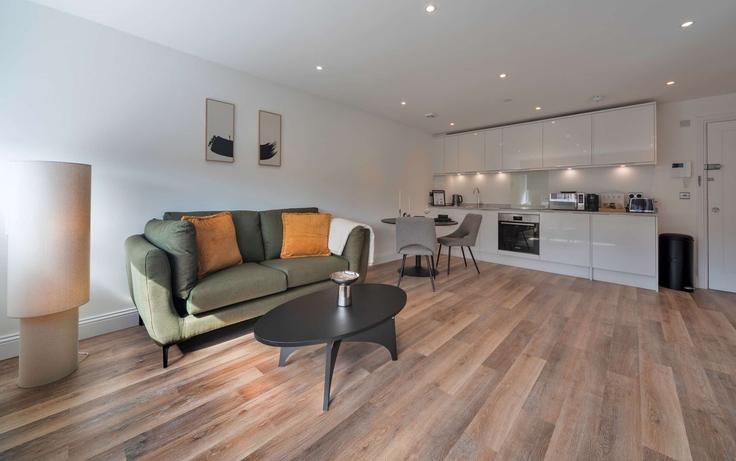 Gravesend Gravesham DistrictのBuilding New Road - mypropertyhost - 1309812 - LONのアパートメントにある、モダンな家具を備えたエレガントなデザインのリビングルーム Gravesend Gravesham DistrictのBuilding New Road - mypropertyhost - 1309812 - LONのアパートメントにある、モダンな家具を備えたエレガントなデザインのリビングルーム