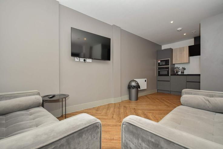 Elegant gestaltetes Wohnzimmer mit moderner Einrichtung in einer Wohnung im Building Blackfriars Road - mypropertyhost - 1359576 in City of Salford, Salford