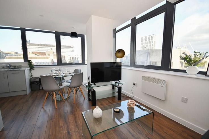 Liverpool LiverpoolのBuilding Tithebarn Street - mypropertyhost - 1467047のアパートメントにある、モダンな家具を備えたエレガントなデザインのリビングルーム