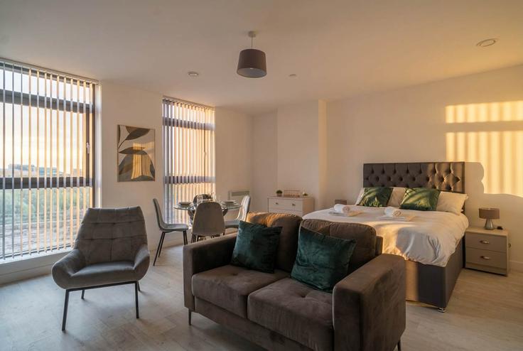 Elegante sala de estar con mobiliario moderno en un apartamento en Building Furness Quay - mypropertyhost - 1270233 - LON en City of Salford, Salford Elegante sala de estar con mobiliario moderno en un apartamento en Building Furness Quay - mypropertyhost - 1270233 - LON en City of Salford, Salford
