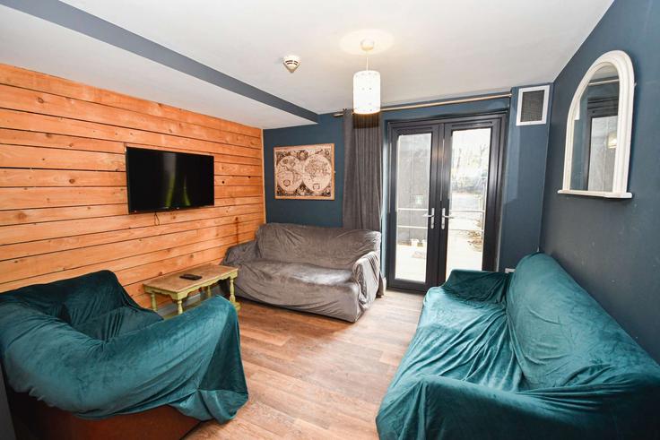 Elegant gestaltetes Wohnzimmer mit moderner Einrichtung in einer Wohnung im Building mary morris house - mypropertyhost - 1467051 in City of Leeds, Leeds Elegant gestaltetes Wohnzimmer mit moderner Einrichtung in einer Wohnung im Building mary morris house - mypropertyhost - 1467051 in City of Leeds, Leeds