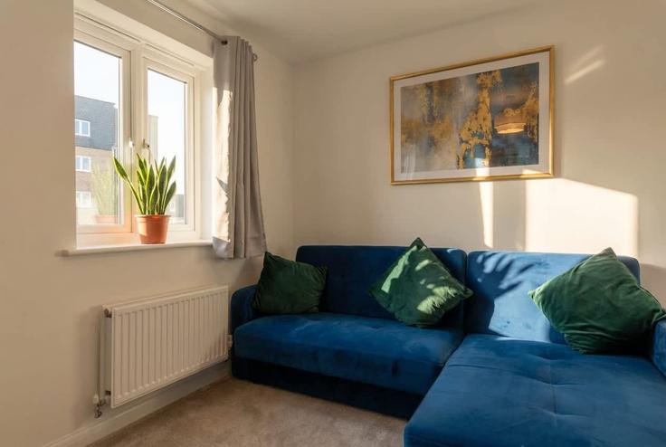 Salle de séjour élégante avec mobilier moderne dans un appartement à Building Great Mead - mypropertyhost - 1270606 - LON à South Somerset District, Yeovil