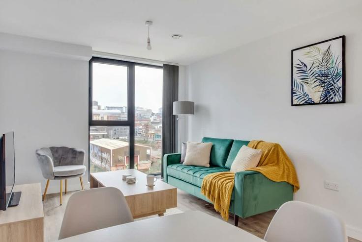 Elegant gestaltetes Wohnzimmer mit moderner Einrichtung in einer Wohnung im Building Bradford Street - mypropertyhost - 1270062 - LON in Birmingham District, Birmingham