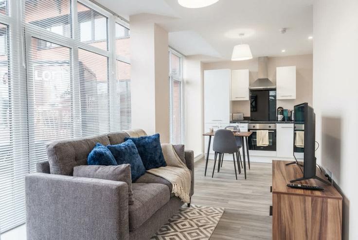 Elegant gestaltetes Wohnzimmer mit moderner Einrichtung in einer Wohnung im Building Goodiers Drive - mypropertyhost - 1270180 - LON in City of Salford, Salford