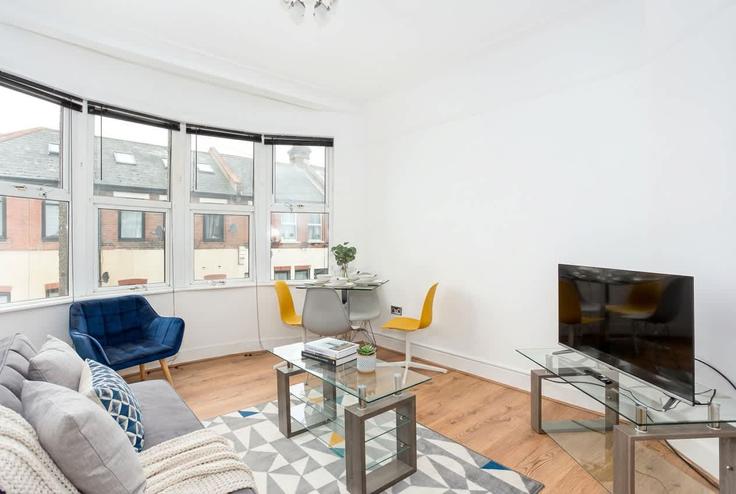 Sala de estar elegantemente projetada com móveis modernos em um apartamento no Building Chase Road - mypropertyhost - 1270639 - LON em Southend-on-Sea, Southend-on-Sea Sala de estar elegantemente projetada com móveis modernos em um apartamento no Building Chase Road - mypropertyhost - 1270639 - LON em Southend-on-Sea, Southend-on-Sea