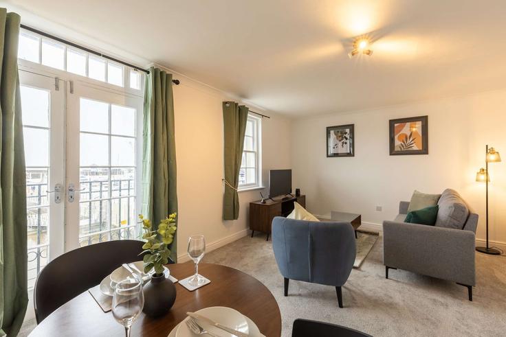 Sala de estar elegantemente projetada com móveis modernos em um apartamento no Building Slipway - mypropertyhost - 1467058 em Copeland District, Whitehaven Sala de estar elegantemente projetada com móveis modernos em um apartamento no Building Slipway - mypropertyhost - 1467058 em Copeland District, Whitehaven