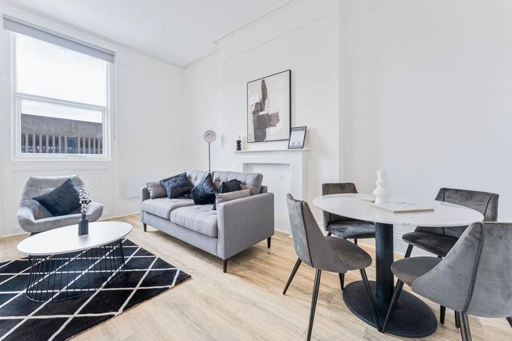 Elegant gestaltetes Wohnzimmer mit moderner Einrichtung in einer Wohnung im Building Grosvenor Street - mypropertyhost - 1270317 - LON in Cheltenham, Cheltenham