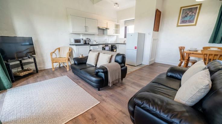 Building Farmhouse - mypropertyhost - 1270160 - LON adresindeki bir dairede modern mobilyalarla zarif bir şekilde tasarlanmış oturma odası Bude, Bude Building Farmhouse - mypropertyhost - 1270160 - LON adresindeki bir dairede modern mobilyalarla zarif bir şekilde tasarlanmış oturma odası Bude, Bude