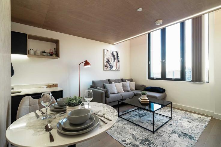 Elegant gestaltetes Wohnzimmer mit moderner Einrichtung in einer Wohnung im Building Spinners Way - mypropertyhost - 1523783 in Manchester, Manchester Elegant gestaltetes Wohnzimmer mit moderner Einrichtung in einer Wohnung im Building Spinners Way - mypropertyhost - 1523783 in Manchester, Manchester