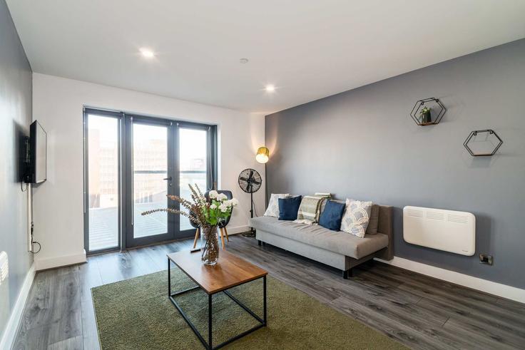 Elegant gestaltetes Wohnzimmer mit moderner Einrichtung in einer Wohnung im Building Monarchs Quay - mypropertyhost - 1539858 in Liverpool, Liverpool Elegant gestaltetes Wohnzimmer mit moderner Einrichtung in einer Wohnung im Building Monarchs Quay - mypropertyhost - 1539858 in Liverpool, Liverpool