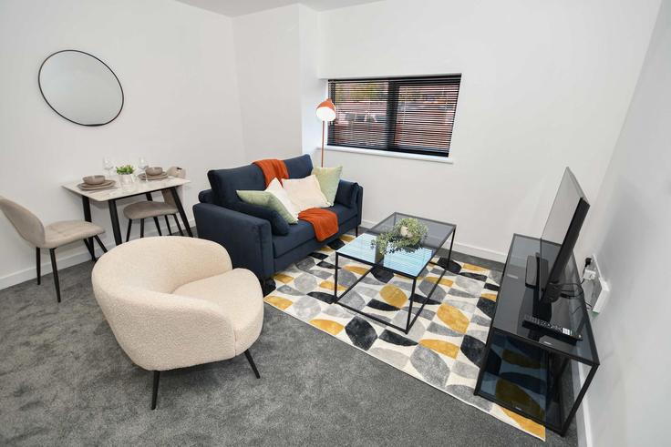 Elegante sala de estar con mobiliario moderno en un apartamento en Building North Street - mypropertyhost - 1583676 en Hull, Hull