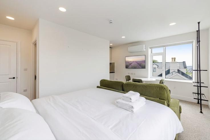 Sala de estar elegantemente projetada com móveis modernos em um apartamento no Building Saint Lukes Road North - mypropertyhost - 1584681 em Torquay, Torquay