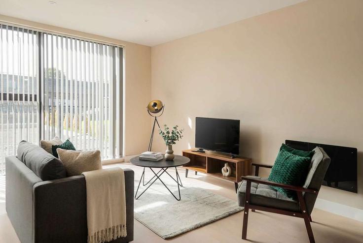 Elegante sala de estar con mobiliario moderno en un apartamento en Building Coventry Road - mypropertyhost - 1309811 - LON en Birmingham District, Birmingham