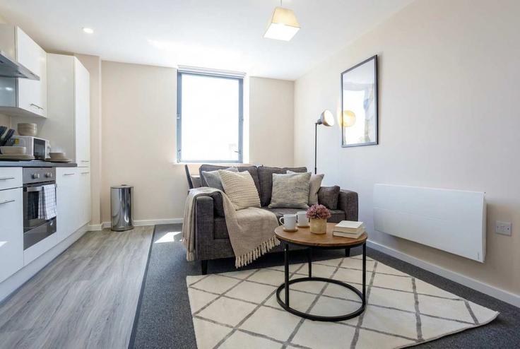 Sala de estar elegantemente projetada com móveis modernos em um apartamento no Building Windsor Street - mypropertyhost - 1270122 - LON em City of Salford, Salford