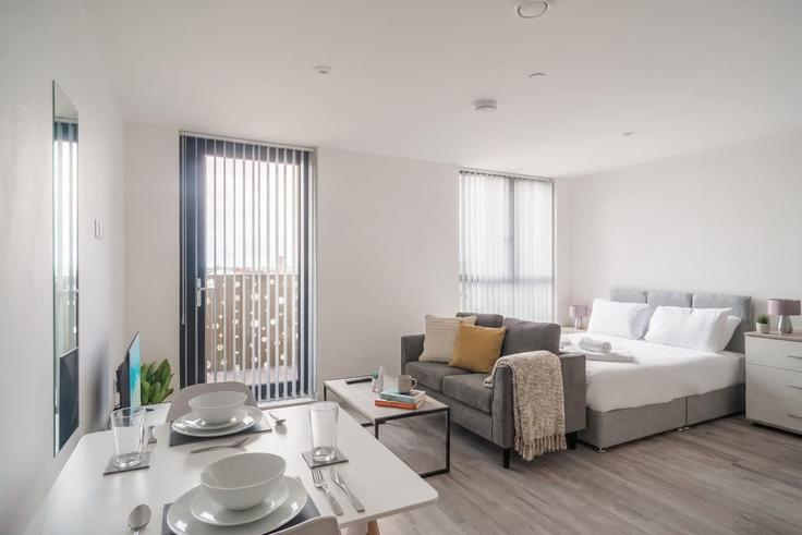 Elegant gestaltetes Wohnzimmer mit moderner Einrichtung in einer Wohnung im Building Bevington Bush - mypropertyhost - 1270241 - LON in Liverpool, Liverpool Elegant gestaltetes Wohnzimmer mit moderner Einrichtung in einer Wohnung im Building Bevington Bush - mypropertyhost - 1270241 - LON in Liverpool, Liverpool