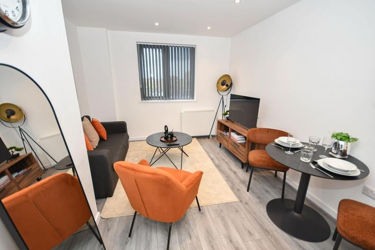 Leeds City of LeedsのBuilding The Oval - mypropertyhost - 1539862のアパートメントにある、モダンな家具を備えたエレガントなデザインのリビングルーム Leeds City of LeedsのBuilding The Oval - mypropertyhost - 1539862のアパートメントにある、モダンな家具を備えたエレガントなデザインのリビングルーム