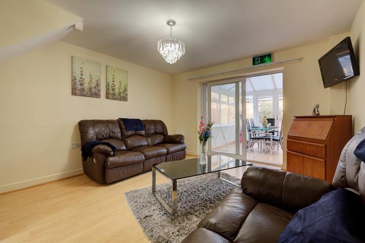 Peterborough, Peterborough에 위치한 Building Redshank Way - mypropertyhost - 1270581 - LON 유닛의 세련된 인테리어가 돋보이는 거실 Peterborough, Peterborough에 위치한 Building Redshank Way - mypropertyhost - 1270581 - LON 유닛의 세련된 인테리어가 돋보이는 거실