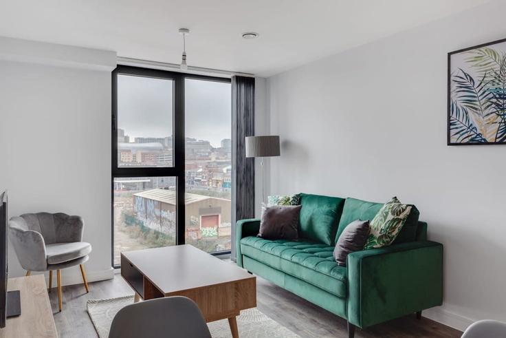 Elegant gestaltetes Wohnzimmer mit moderner Einrichtung in einer Wohnung im Building Bradford Street - mypropertyhost - 1270064 - LON in Birmingham District, Birmingham Elegant gestaltetes Wohnzimmer mit moderner Einrichtung in einer Wohnung im Building Bradford Street - mypropertyhost - 1270064 - LON in Birmingham District, Birmingham