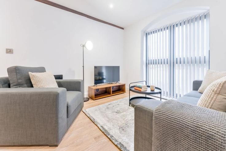 Elegante sala de estar con mobiliario moderno en un apartamento en Building The Maltings - mypropertyhost - 1270288 - LON en East Staffordshire District, Burton-on-Trent