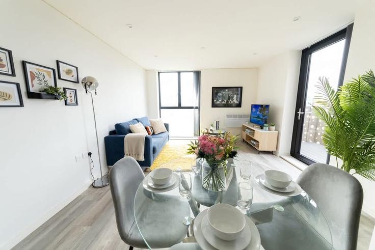 Sala de estar elegantemente projetada com móveis modernos em um apartamento no Building Bevington Bush - mypropertyhost - 1270439 - LON em Liverpool, Liverpool