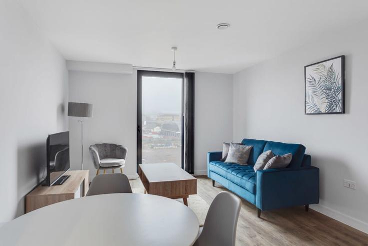 Sala de estar elegantemente projetada com móveis modernos em um apartamento no Building Bradford Street - mypropertyhost - 1270066 - LON em Birmingham District, Birmingham Sala de estar elegantemente projetada com móveis modernos em um apartamento no Building Bradford Street - mypropertyhost - 1270066 - LON em Birmingham District, Birmingham