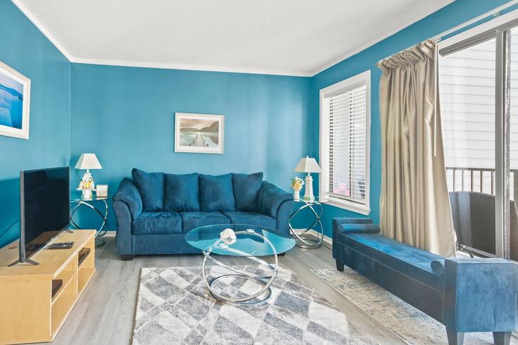 Salle de séjour élégante avec mobilier moderne dans un appartement à Building South Kings Highway - myrtle-beach-rental-pros-llc - 1356514 à Myrtle Beach, Myrtle Beach