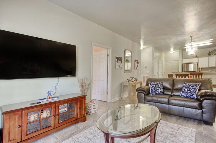 Myrtle Beach Myrtle BeachのBuilding River Oaks Drive - myrtle-beach-rental-pros-llc - 1356511のアパートメントにある、モダンな家具を備えたエレガントなデザインのリビングルーム