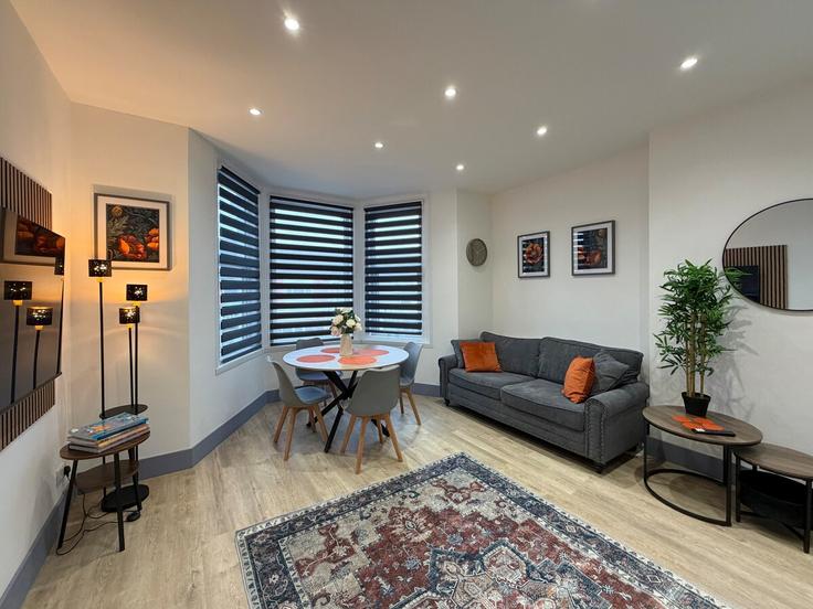 Building Grimsby Road - myshortlets - 1534980 adresindeki bir dairede modern mobilyalarla zarif bir şekilde tasarlanmış oturma odası Cleethorpes, Cleethorpes Building Grimsby Road - myshortlets - 1534980 adresindeki bir dairede modern mobilyalarla zarif bir şekilde tasarlanmış oturma odası Cleethorpes, Cleethorpes