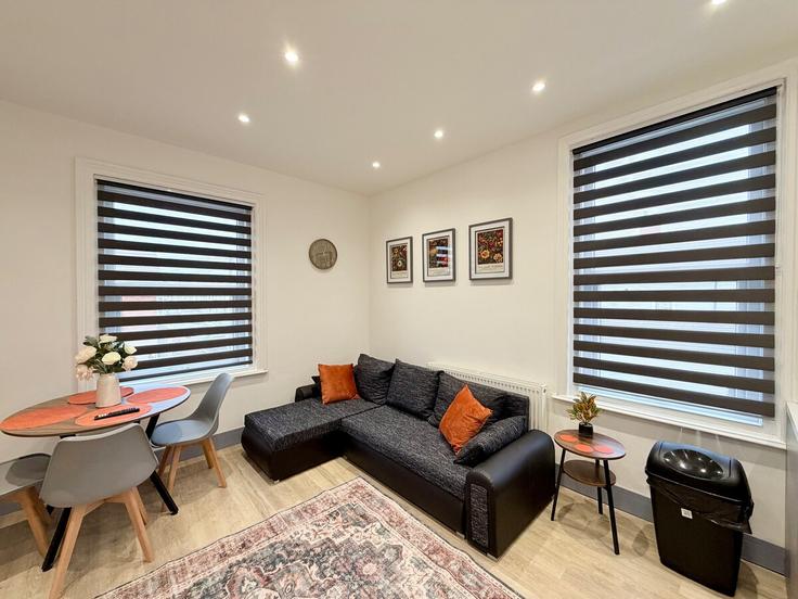 Building Grimsby Road - myshortlets - 1534975 adresindeki bir dairede modern mobilyalarla zarif bir şekilde tasarlanmış oturma odası Cleethorpes, Cleethorpes Building Grimsby Road - myshortlets - 1534975 adresindeki bir dairede modern mobilyalarla zarif bir şekilde tasarlanmış oturma odası Cleethorpes, Cleethorpes