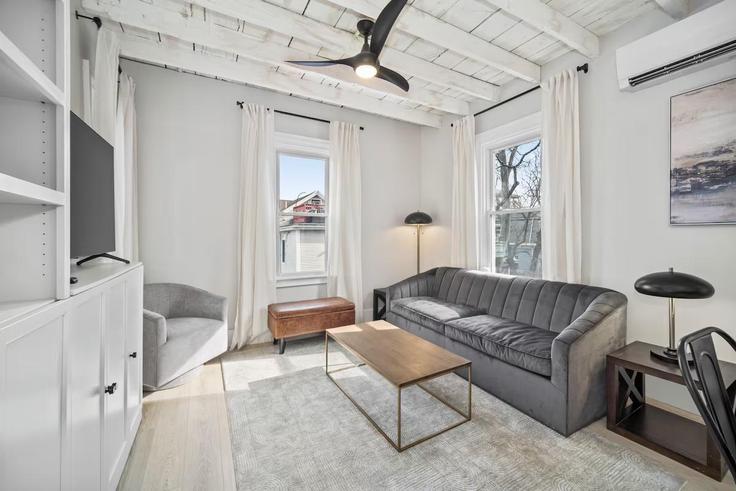 Elegant gestaltetes Wohnzimmer mit moderner Einrichtung in einer Wohnung im Building Paul Gore Street - myurbanbnb - 1364242 in Boston, Boston Elegant gestaltetes Wohnzimmer mit moderner Einrichtung in einer Wohnung im Building Paul Gore Street - myurbanbnb - 1364242 in Boston, Boston