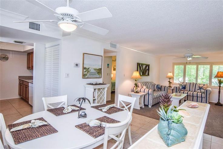 Elegant gestaltetes Wohnzimmer mit moderner Einrichtung in einer Wohnung im Building Sarasea Circle - myurbanbnb - 1364701 in Sarasota, Sarasota