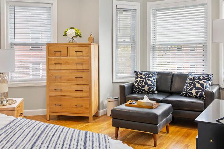 Sala de estar elegantemente projetada com móveis modernos em um apartamento no Building Holden Court - myurbanbnb - 1364245 em Boston, Boston