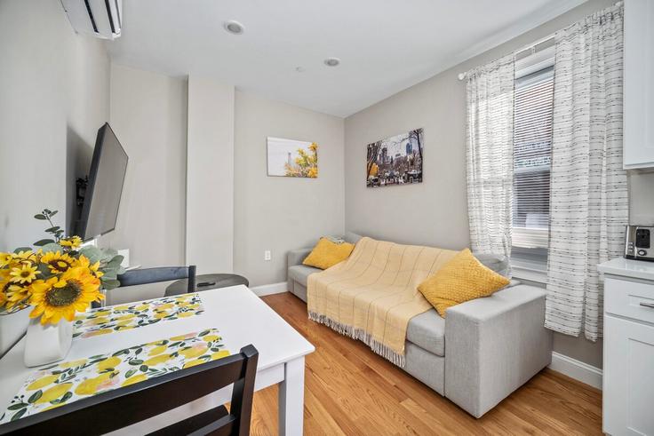 Elegante sala de estar con mobiliario moderno en un apartamento en Building Commercial Street - myurbanbnb - 1364241 en Boston, Boston