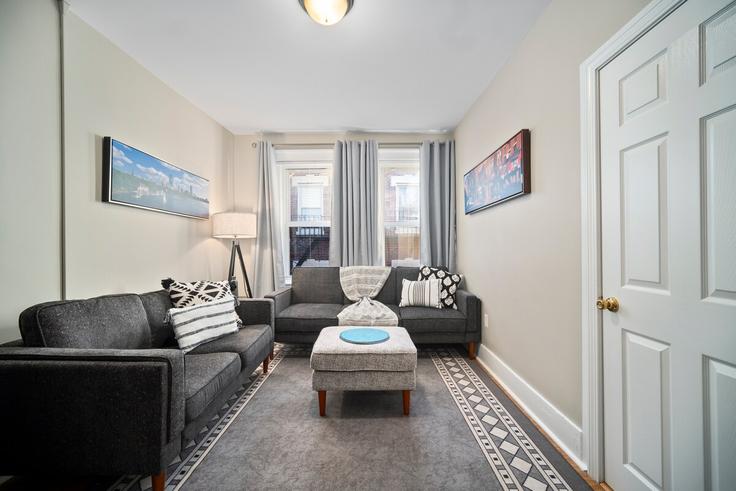 Boston, Boston에 위치한 Building Baldwin Place - myurbanbnb - 1364239 유닛의 세련된 인테리어가 돋보이는 거실 Boston, Boston에 위치한 Building Baldwin Place - myurbanbnb - 1364239 유닛의 세련된 인테리어가 돋보이는 거실